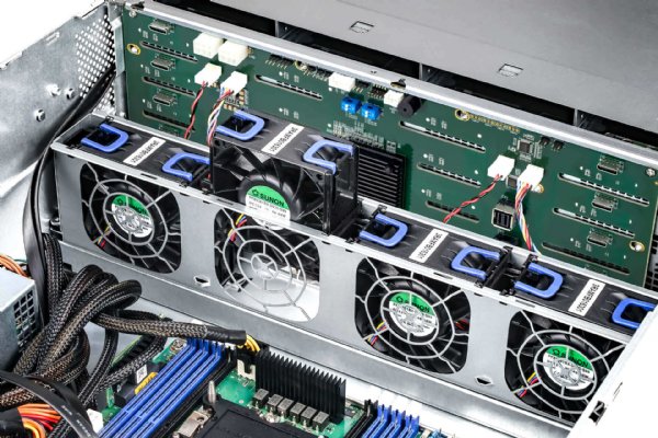 In-Win IW-RS424-07-CR800.OLE- 4U 24 Drive Server Chassis CPRS 800W Power Supply with OCULINK x 8 Backplane and SAS3 Expander